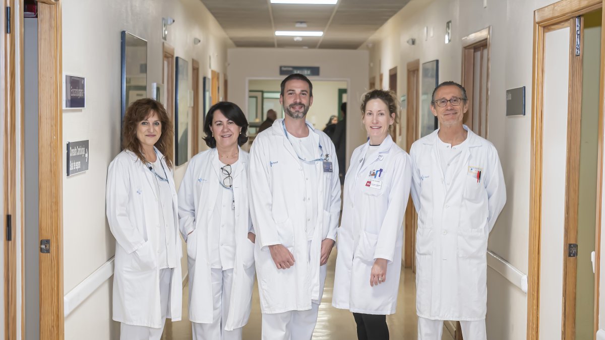 Noel Rivas junto a su equipo de la unidad que dirige en el HCUV