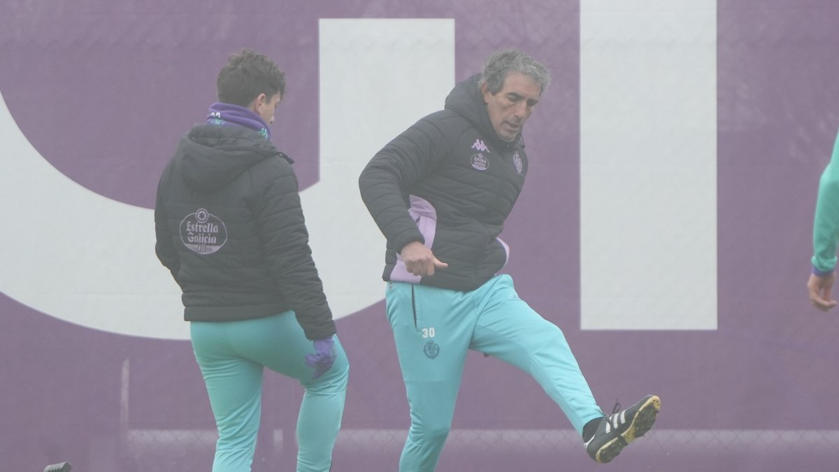 Almada da un pase de interior ante Sisi durante el entrenamiento del lunes.