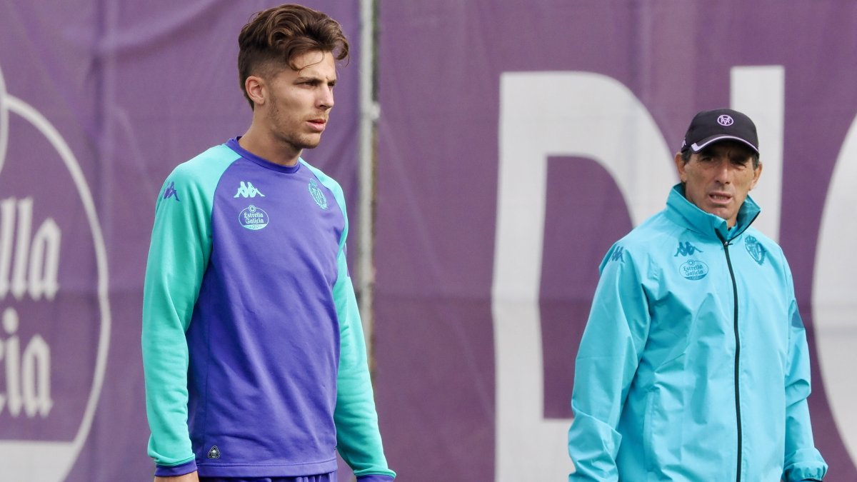 Iván Alejo y Guillermo Almada salen de los Anexos tras un entrenamiento.