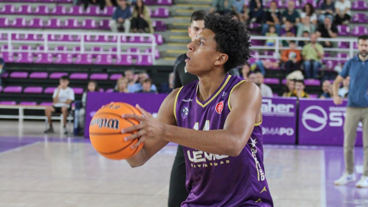 Lucas Barnes, entrenando con el primer equipo del UEMC CBCV.