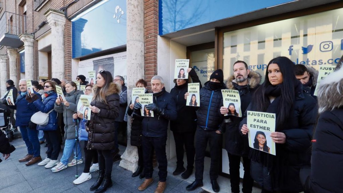 Concentración frente a los juzgados de familiares y amigos exigiendo justicia para Esther López