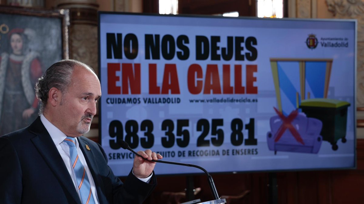 Alberto Cuadrado, concejal de Salud Pública y Seguridad Ciudadana, presenta la campaña 'No nos dejes en la calle'