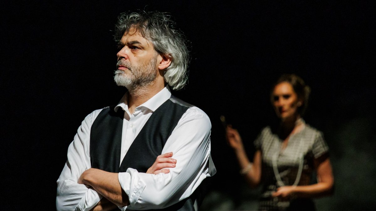 Fradejas, frente a Hilenia, en 'Un enemigo del pueblo'.