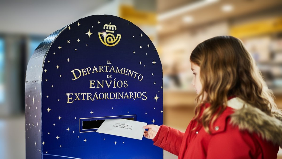 Una niña introduce la carta de los Reyes Magos en un buzón de Correos
