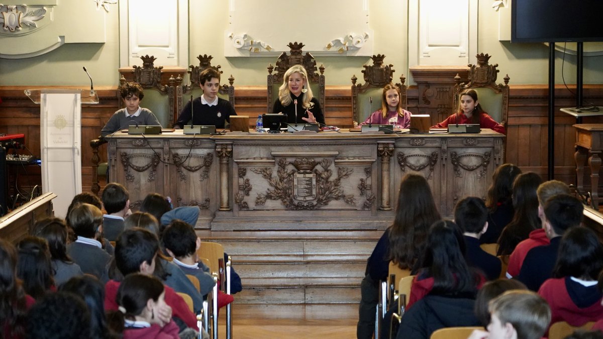 La primera teniente de alcalde y concejala de Educación y Cultura, Irene Carvajal, preside el acto con los escolares por el aniversario de la Constitución.