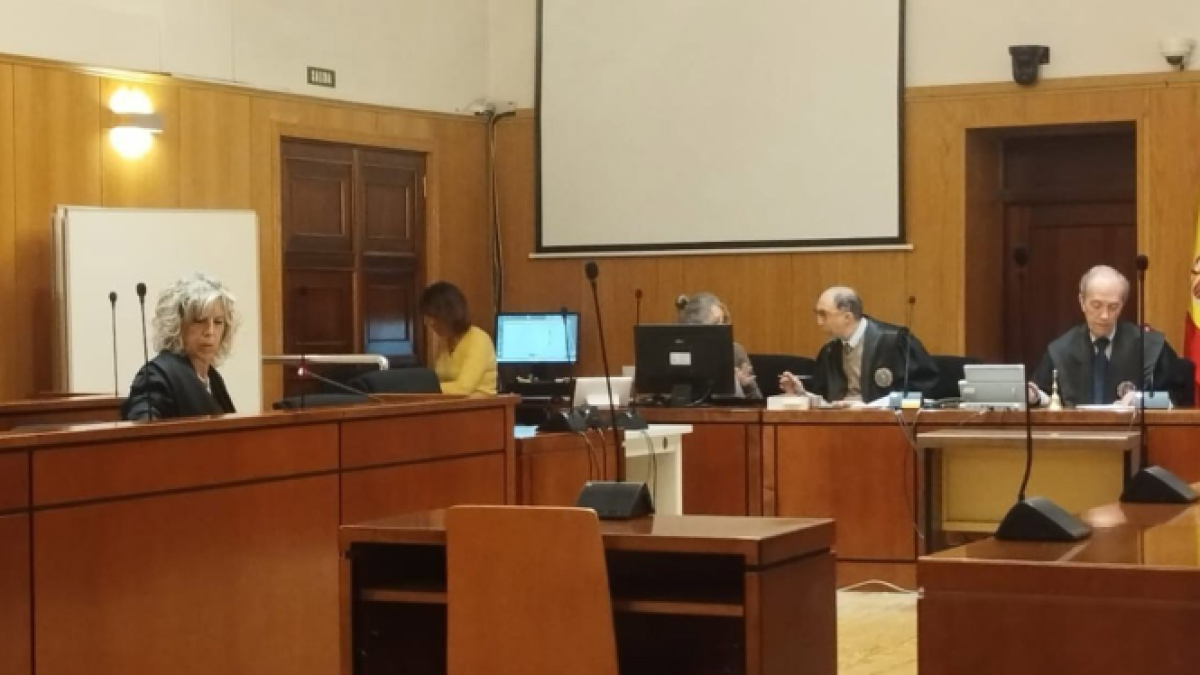 El banquillo de la Audiencia de Valladolid, ocupado únicamente por la letrada defensora del encausado, que ha sido juzgado pese a no comparecer.