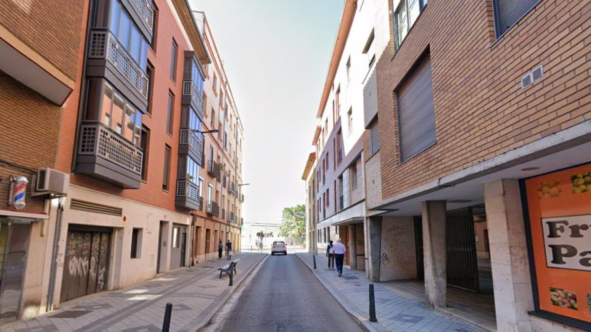 Calle Ferrocarril, a la altura del número 26, en Valladolid.