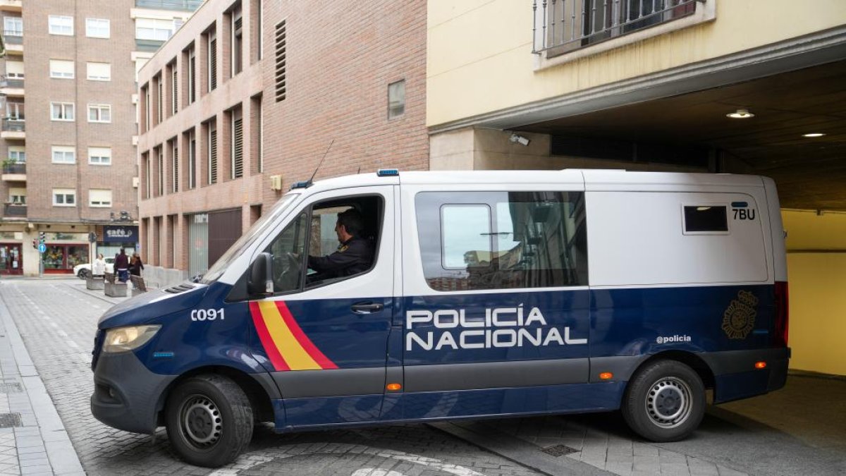 Furgón policial en el que fue trasladado el jefe antidroga.