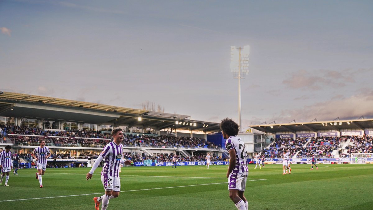 Chuki celebra su gol al Huesca junto a Federico.