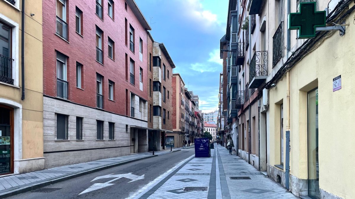 Calle Ferrocarril de Valladolid remodelada recientemente.