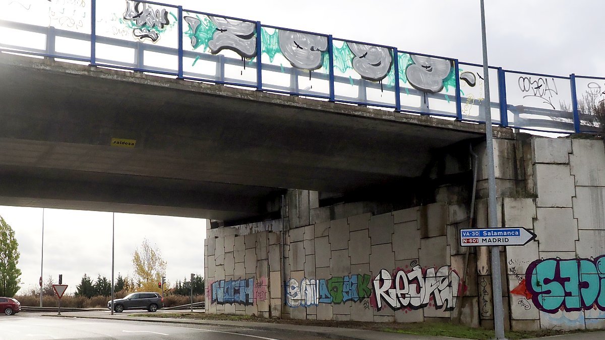 Grafitis junto a las rondas en Valladolid.