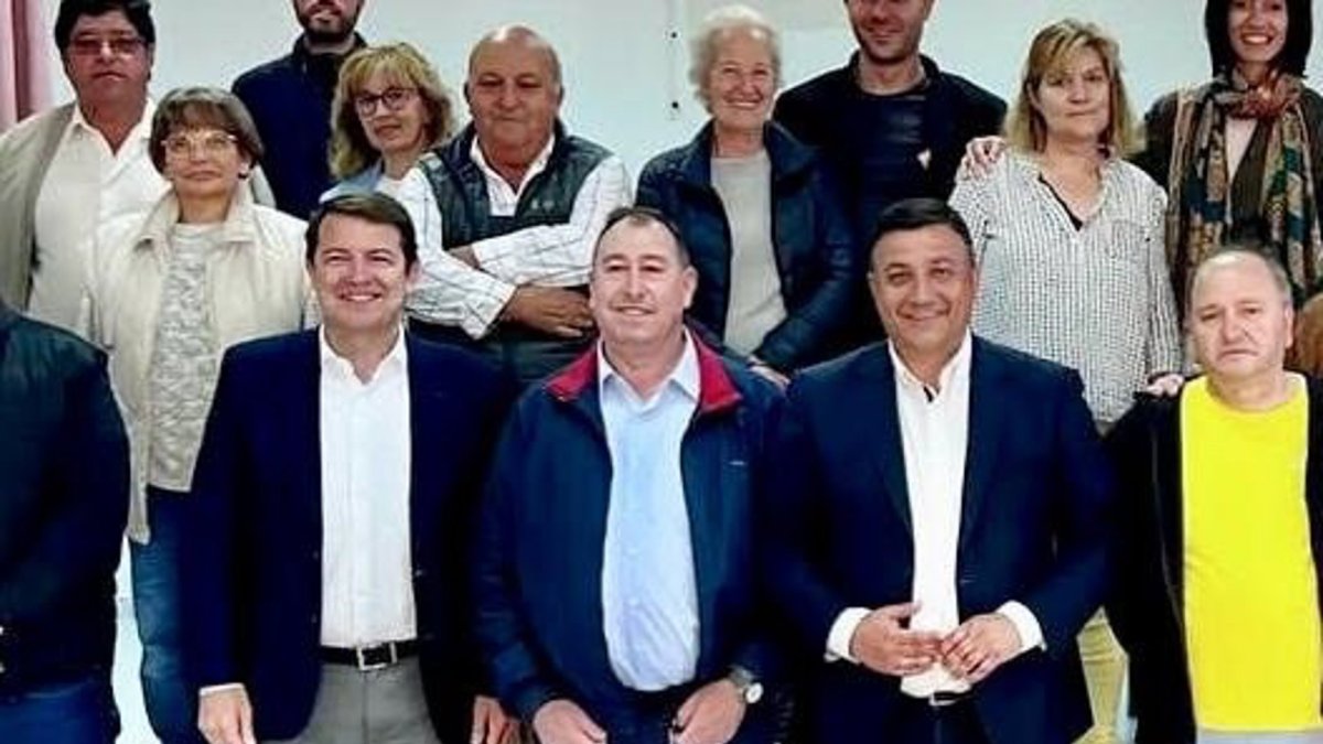 El presidente del PP y de la Junta, Alfonso Fernández Mañueco (i), el alcalde de Aldeaseca (Ávila), Luis Ignacio Arévalo Martín, y presidente del PP y de la Diputación abulense, Carlos García (d).