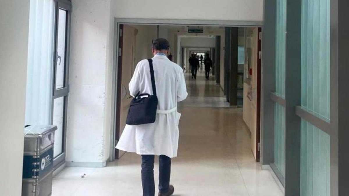 Un médico en un hospital de la Comunidad