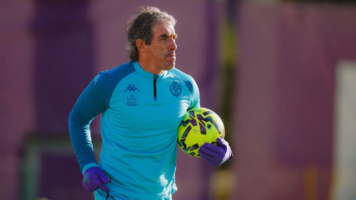 Guillermo Almada, balón en mano durante un entrenamiento.