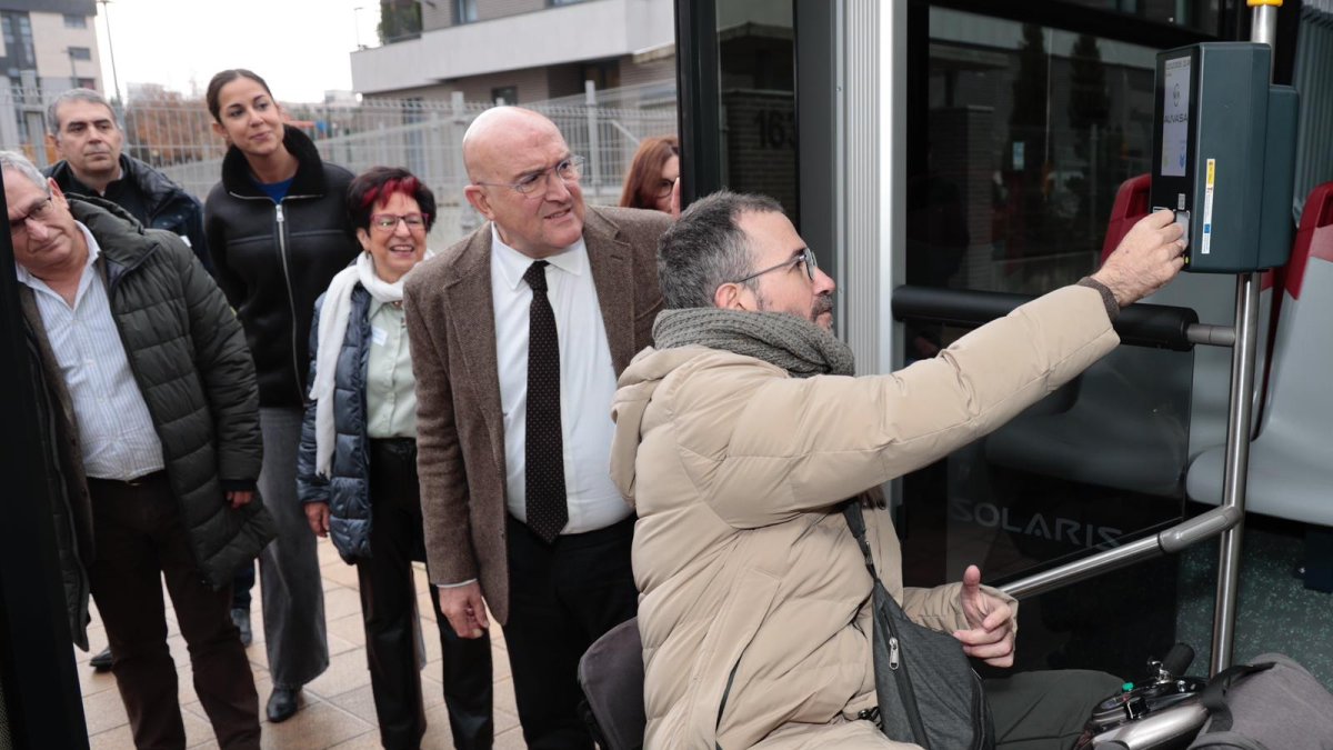 Una persona con movilidad reducida utiliza la segunda validadora de los buses de Auvasa.