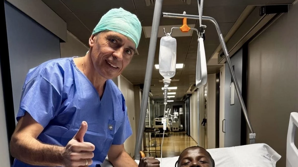 Amath, junto al doctor Lomo tras la intervención quirúrgica.
