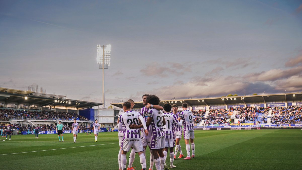 Los jugadores blanquivioleta celebran uno de los cuatro goles marcados al Huesca.