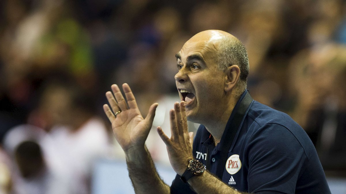 Juan Carlos Pastor dirigiendo al Pick Szeged húngaro.