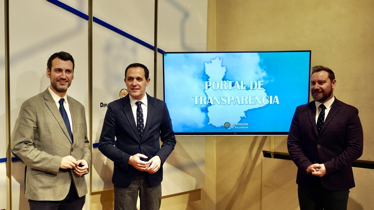 Conrado Íscar, junto con los diputados provinciales, David Esteban y David de la Viuda, presentan el nuevo Portal de Transparencia de la institución provincial.