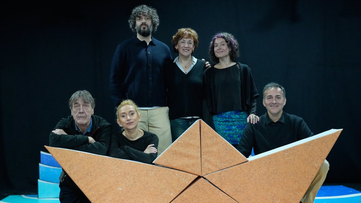 Agachados, Ángel Sánchez, Lola Eiffel y César Espinoza; de pies; José María Esbec, Ana Isabel Gallego y María Fernanda Carrasco