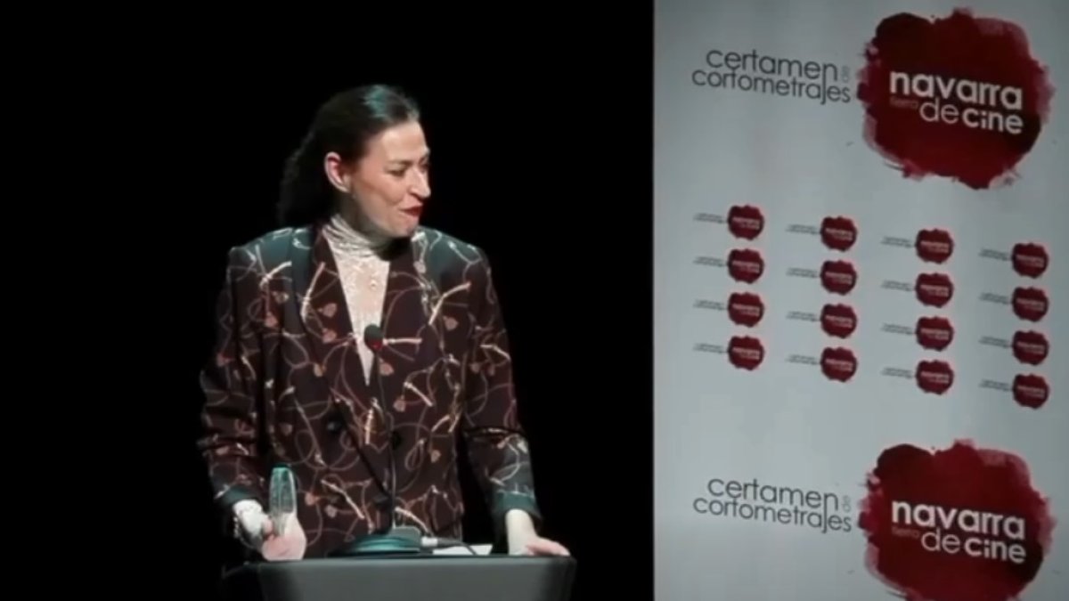 Marta Ruiz de Viñaspre recoge su galardón en la clausura del certamen.