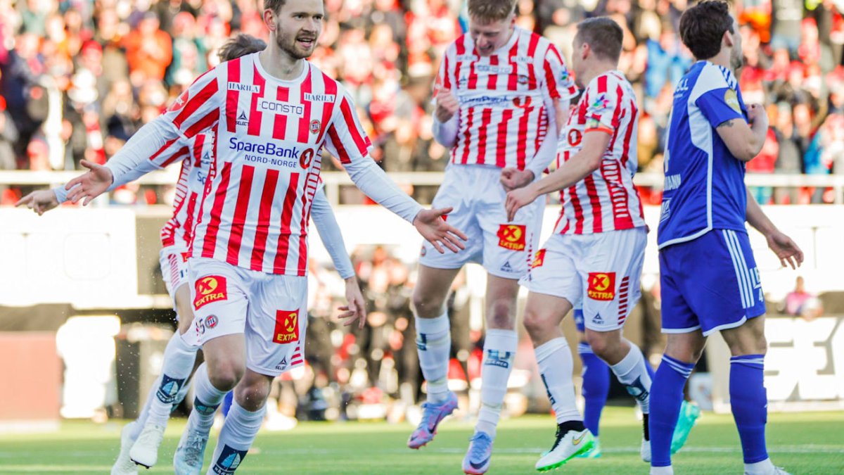 Vegard Erlien, a la izquierda, celebra un gol con el Tromso.