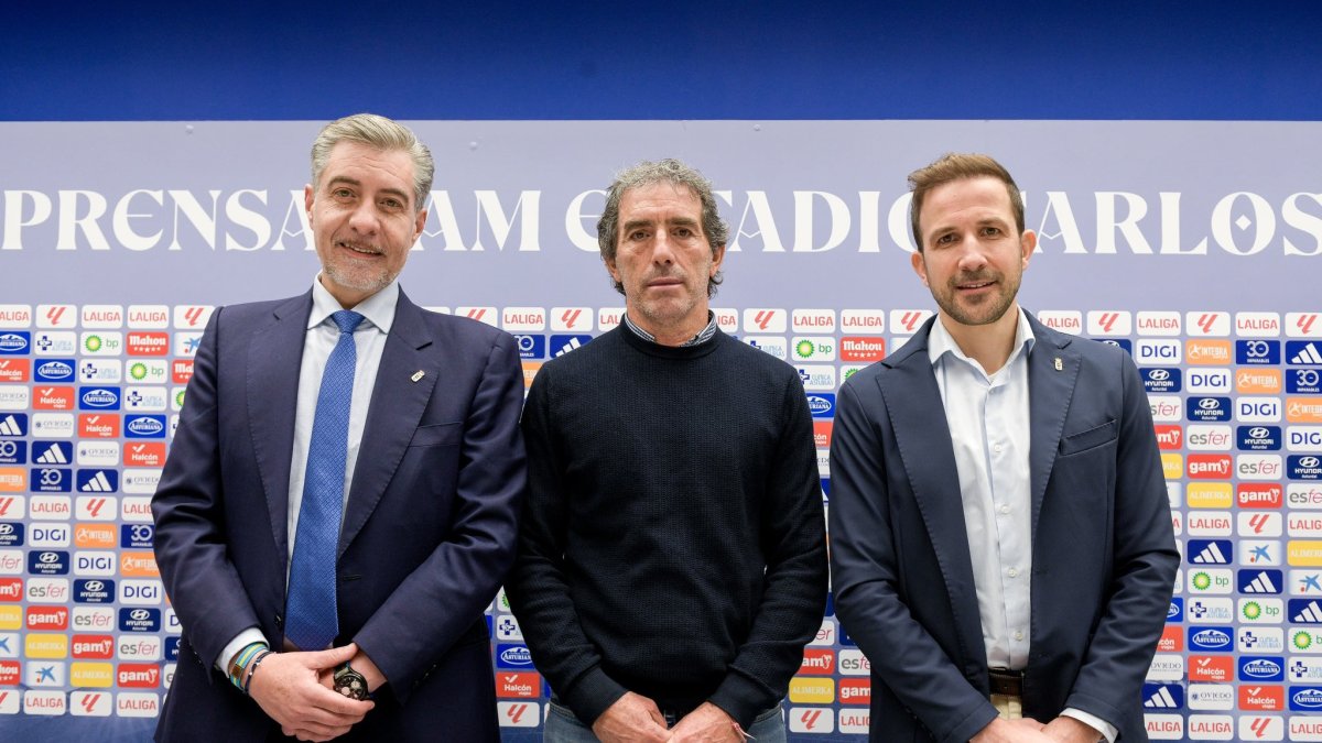Almada, flanqueado por el presidente del Oviedo, Martín Peláez (izq.) y el director general, Agustín Lleida.