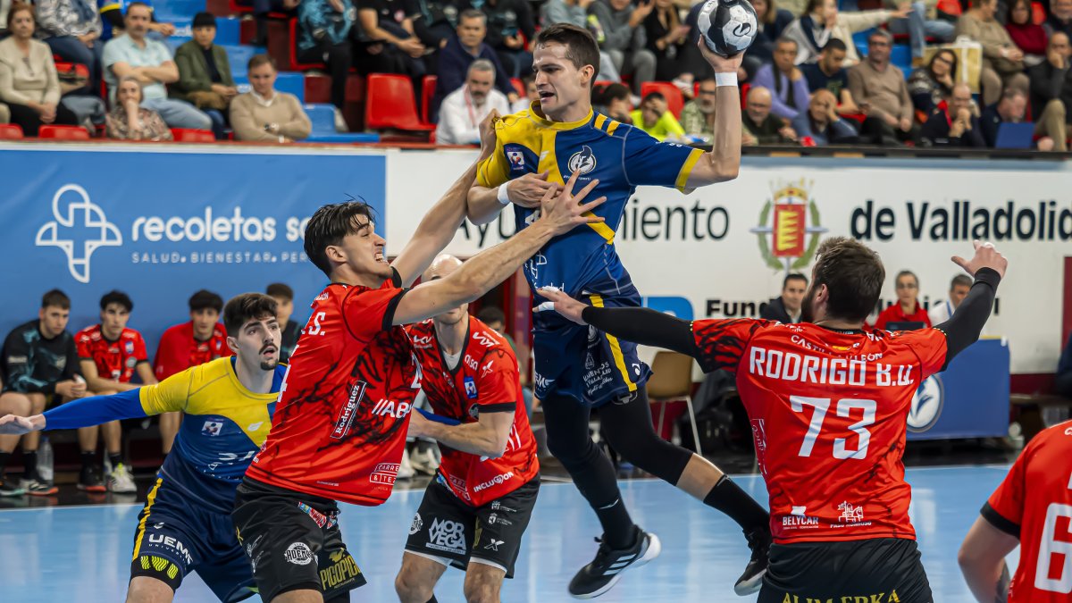 El extremo Serrano se eleva para tirar en suspensión.