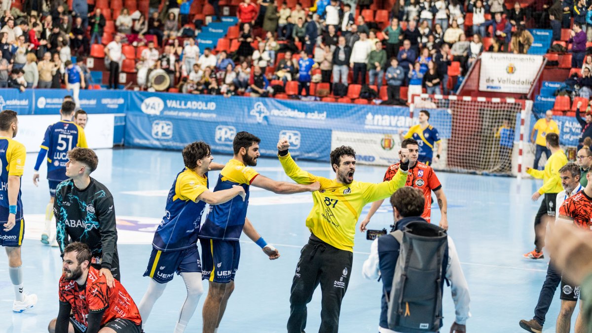 Juan Bar celebra el empate ante Ademar en Huerta del Rey.