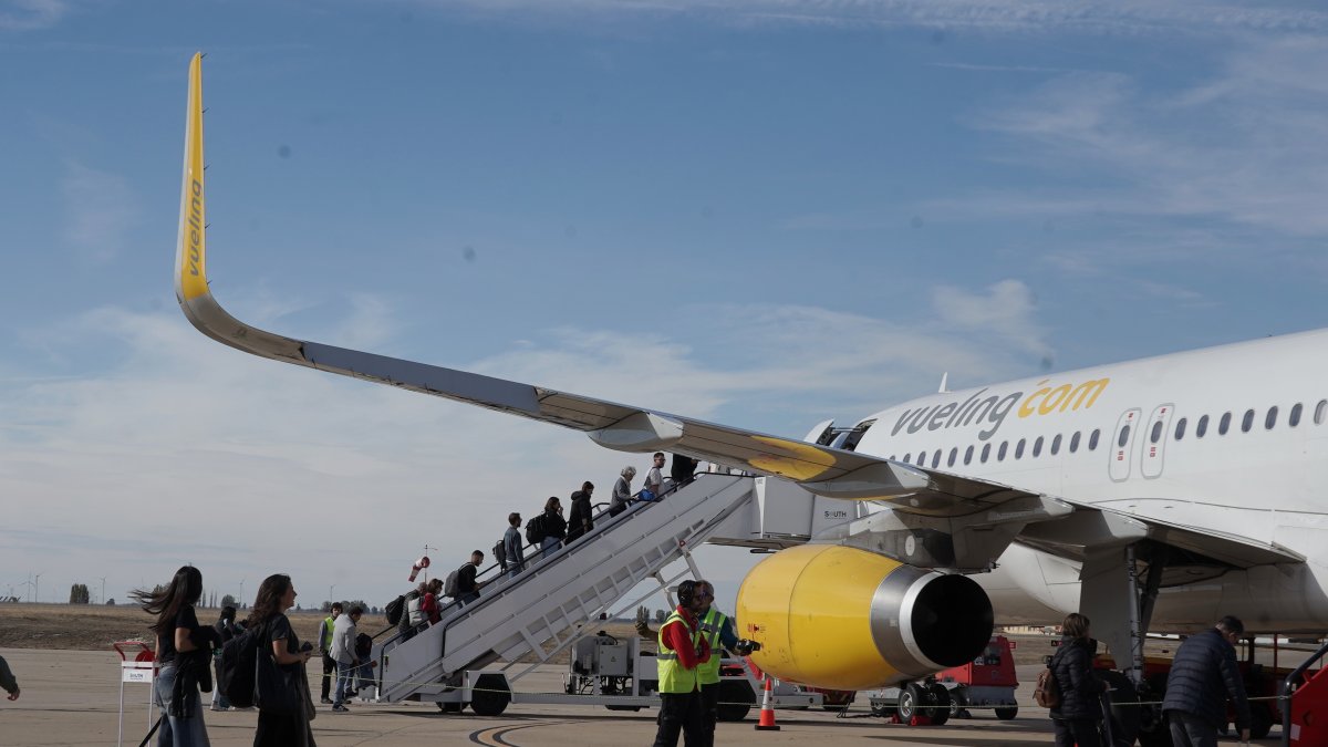Pasajeros suben a un avión de Vueling en el aeropuerto de Villanubla, en una imagen de archivo.