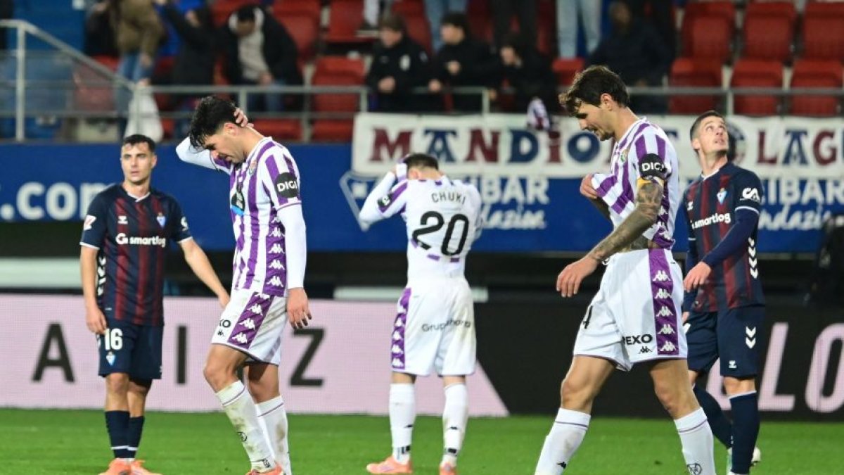Los jugadores del Real Valladolid, cabizbajos, abandonan el estadio Ipurua tras el 3-0.