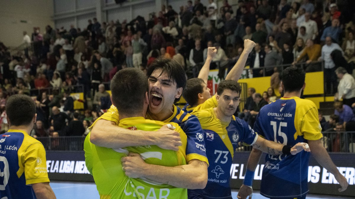 Oliveira celebra con César Pérez la victoria en Nava.