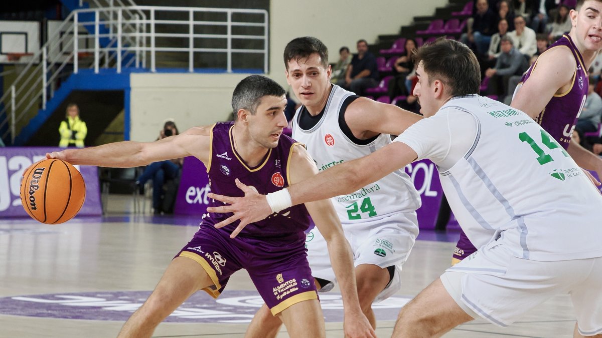 Pablo Marín protege el balón ante la defensa de Cáceres..