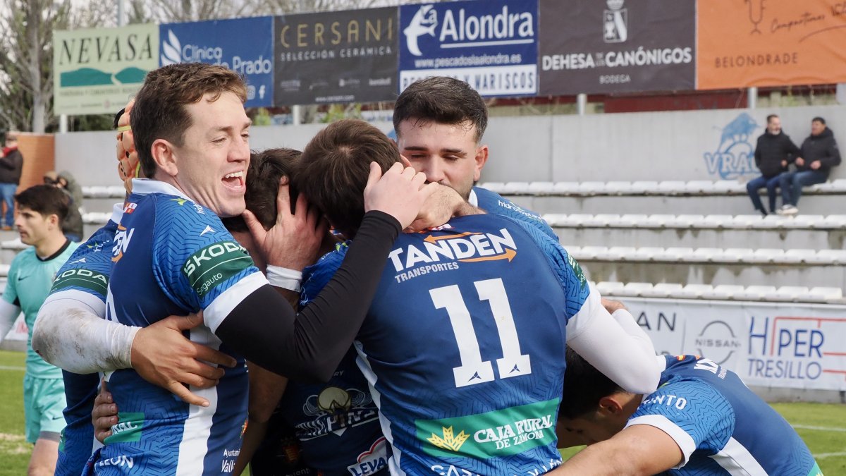 Jugadores del VRAC celebran un ensayo ante el Barça.
