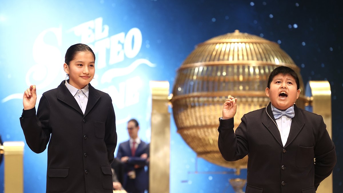 Los niños de San Ildelfonso cantan el primer premio del año pasado.