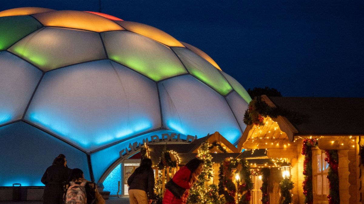 La Cúpula del Milenio adornada con decoración navideña