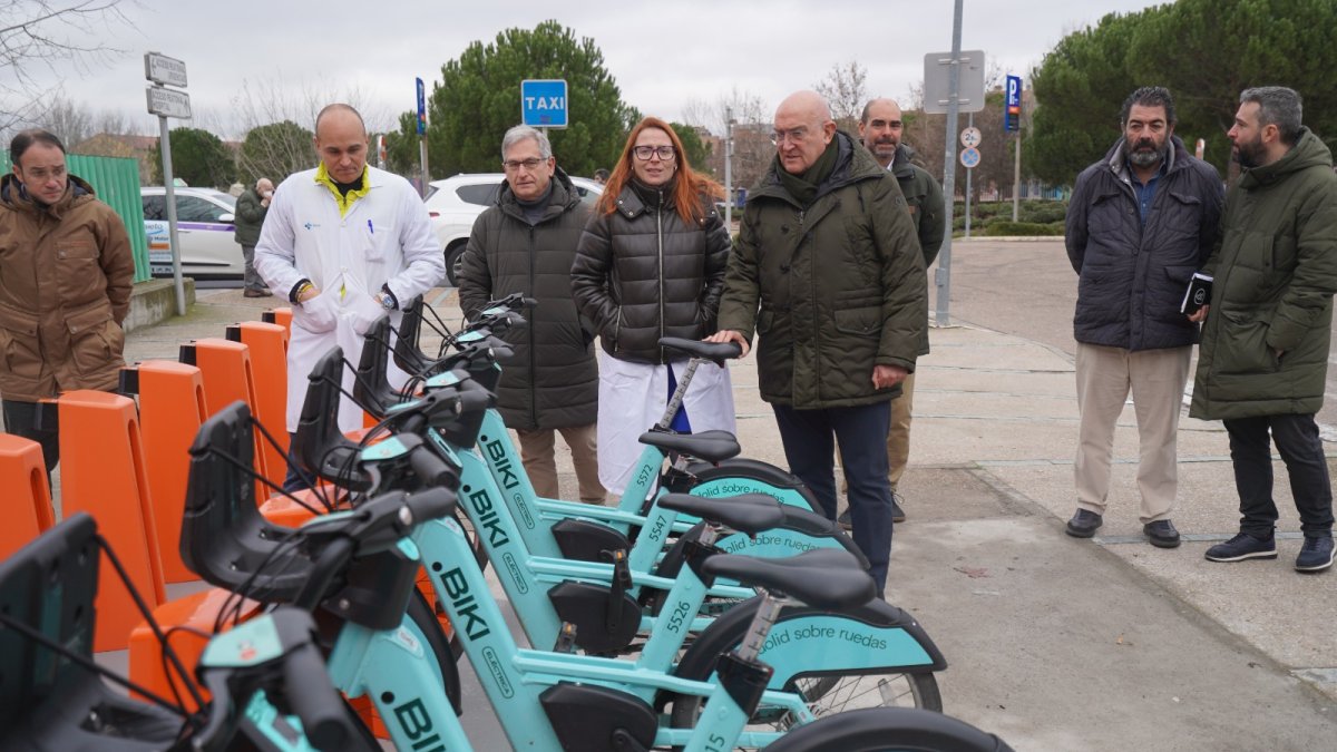 El alcalde, Jesús Julio Carnero, durante la inauguración de la nueva estación BIKI en el Hospital Río Hortega