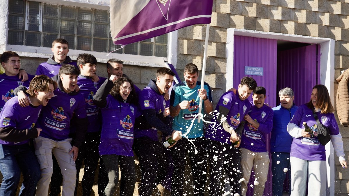 Jugadores y directivos de La Bañeza FC celebran el Gordo de la Lotería de Navidad 2025