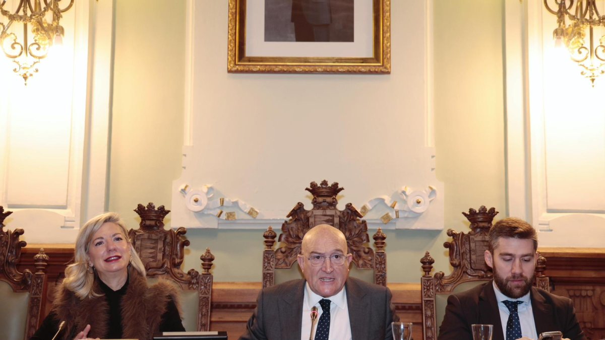 Irene Carvajal, Jesús Julio Carnero y Francisco Blanco en el pleno de presupuestos del Ayuntamiento de Valladolid
