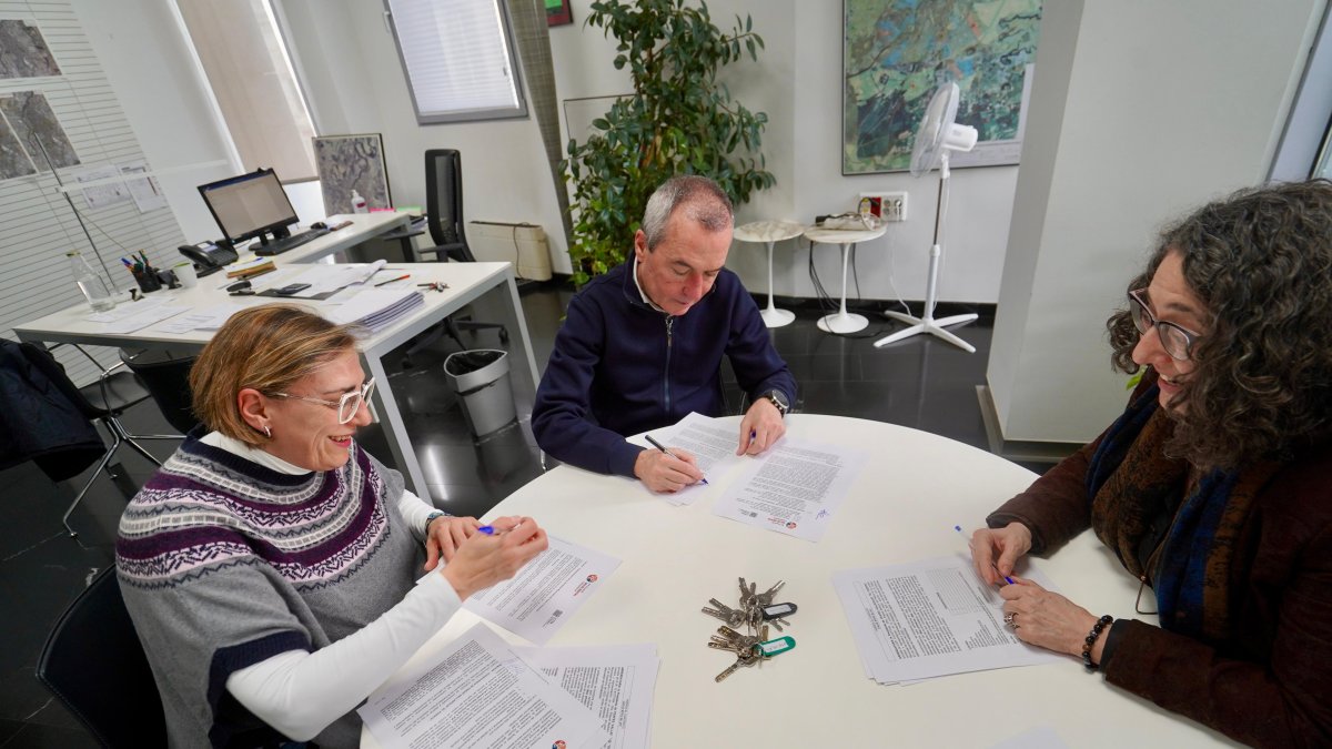 La presidenta de FEAFES Valladolid ‘El Puente, Raquel Barbero de Pablos junto con el presidente de VIVA, José Ignacio Zarandona durante la firma del convenio de colaboración.