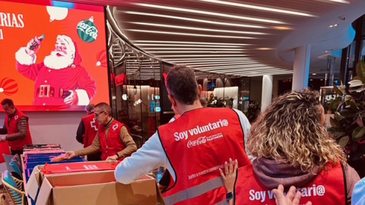 Voluntarios de Coca-Cola han trabajado para el embolsado y distribución de las comidas.