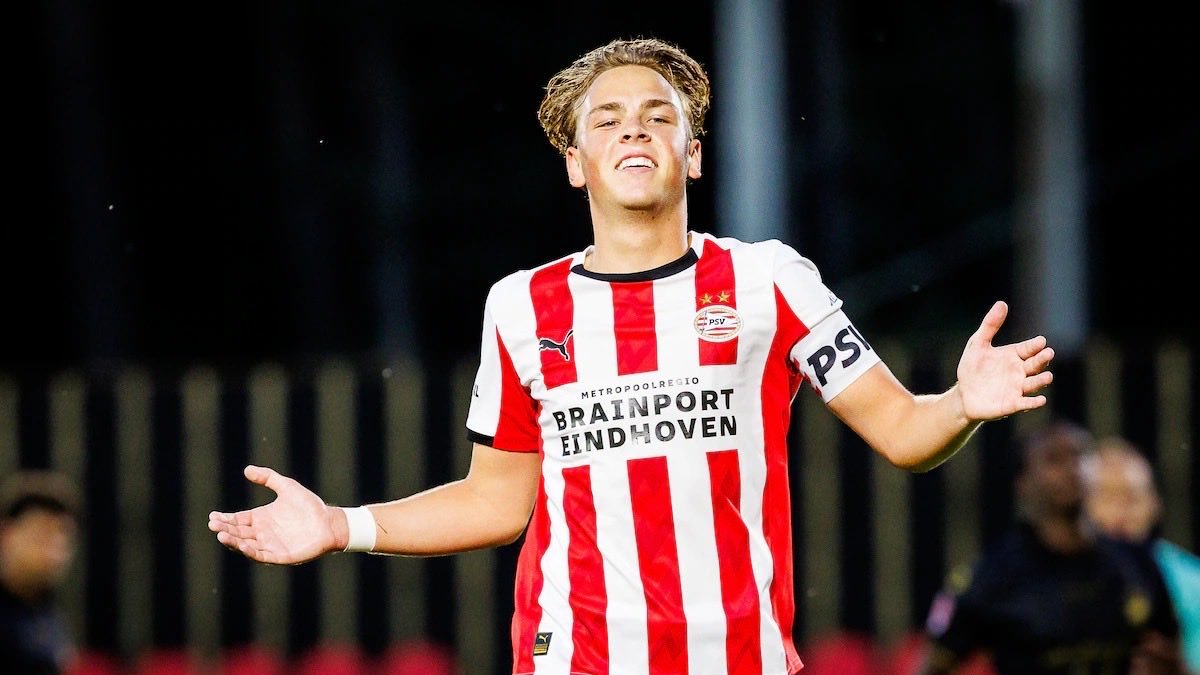 Robin Van Duiven celebra un gol con el PSV.