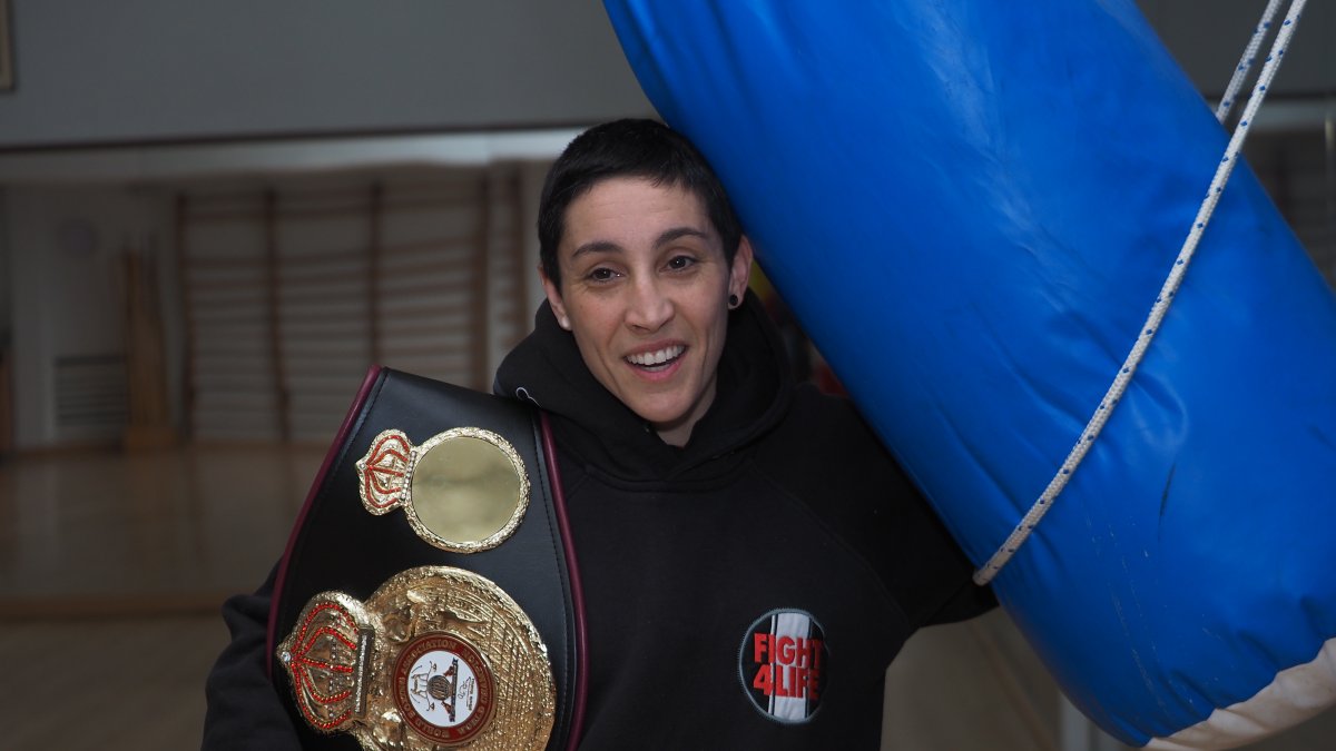 Isa Rivero en el Gimnasio Shotokan junto a un saco y su cinturón de campeona del Mundo.