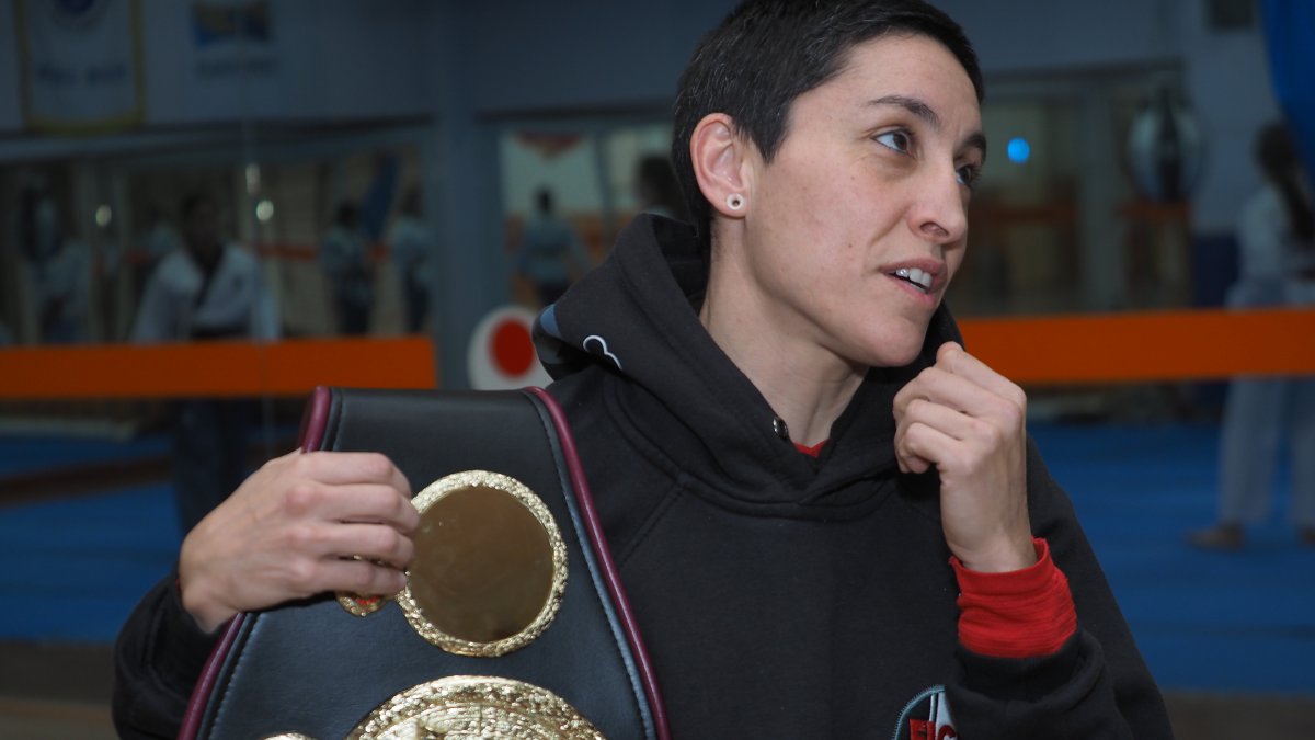 Isa Rivero en el Gimnasio Shotokan junto a un saco y su cinturón de campeona del Mundo.