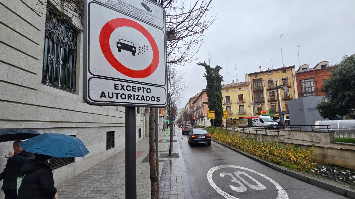 Cartel que alerta de la Zona de Bajas Emisiones en plaza España