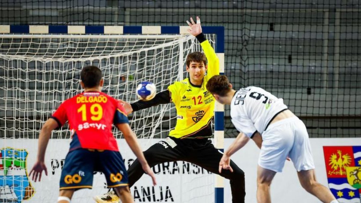 Una parada de Álvaro Pérez con España.