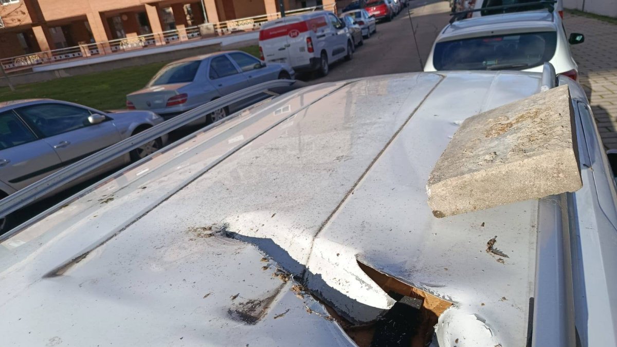 Un gran agujero en el techo de uno de los vehículos afectados,