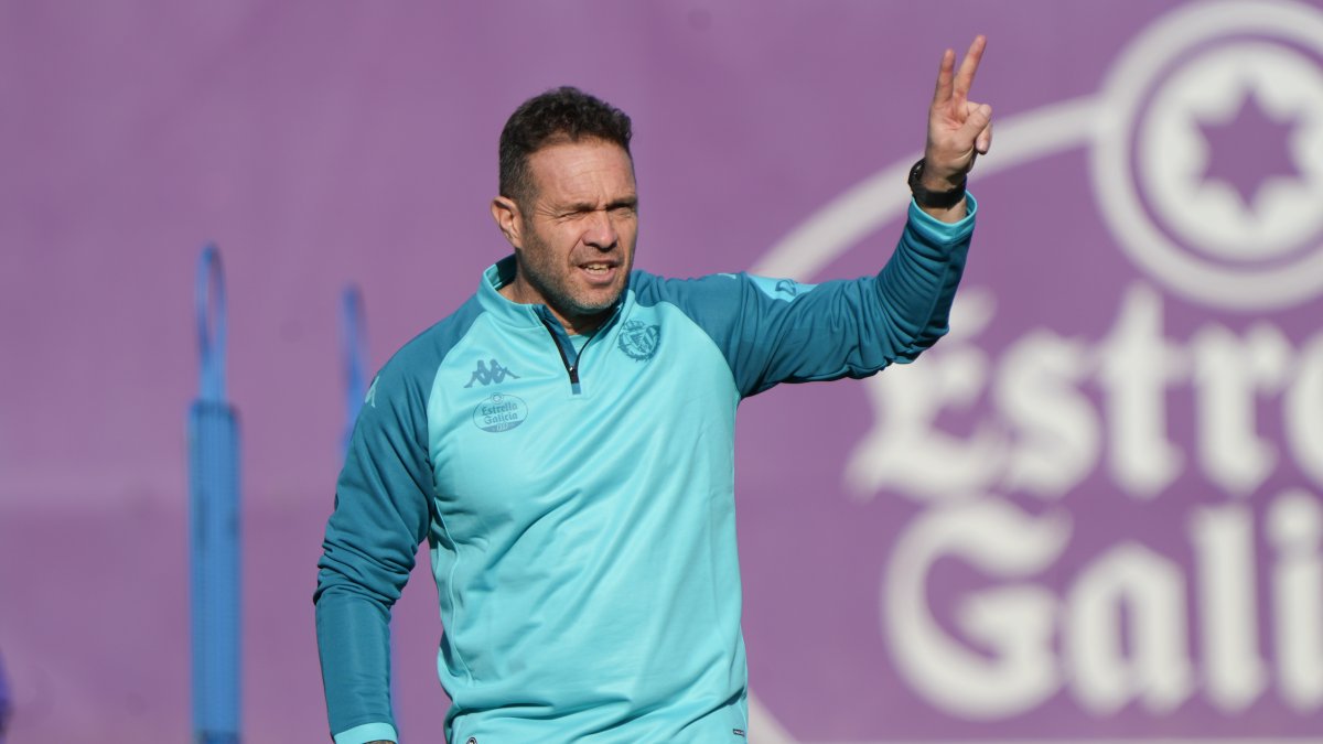 Luis Tevenet hace una indicación durante su primer entrenamiento como blanquivioleta.