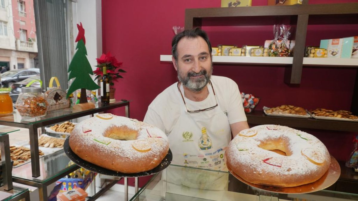 Rafael Mesonero de Confitería Vitín con dos de sus roscones