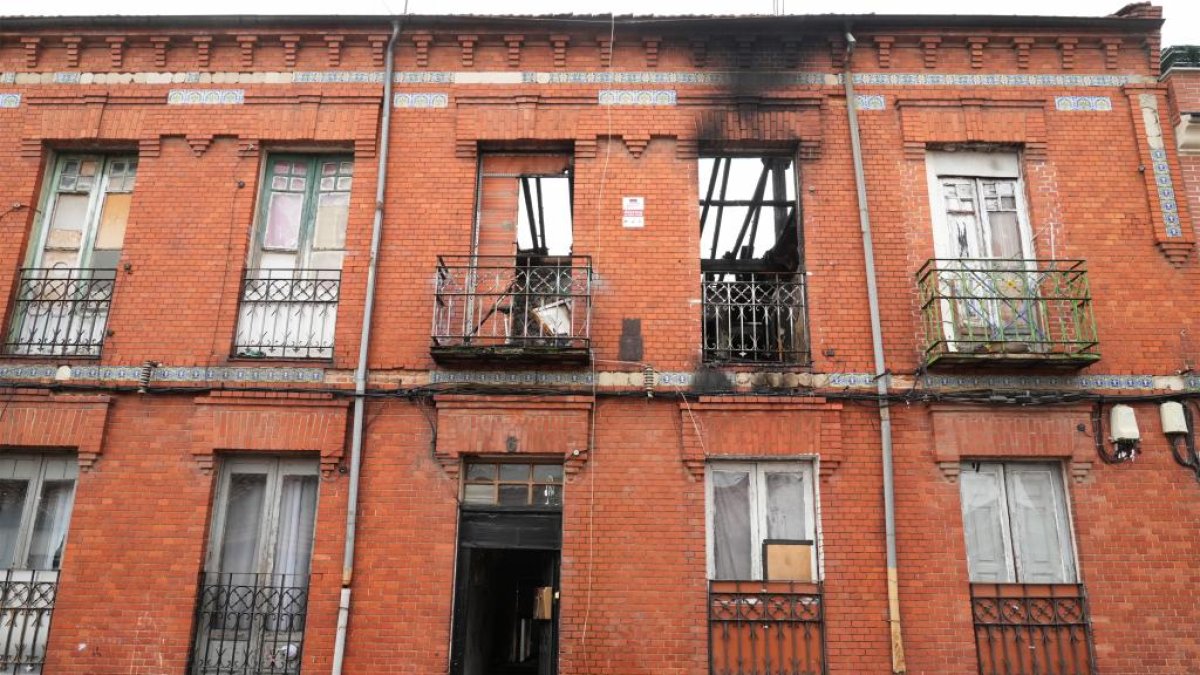 Casa 'okupa' en la calle Estrella tras el incendio